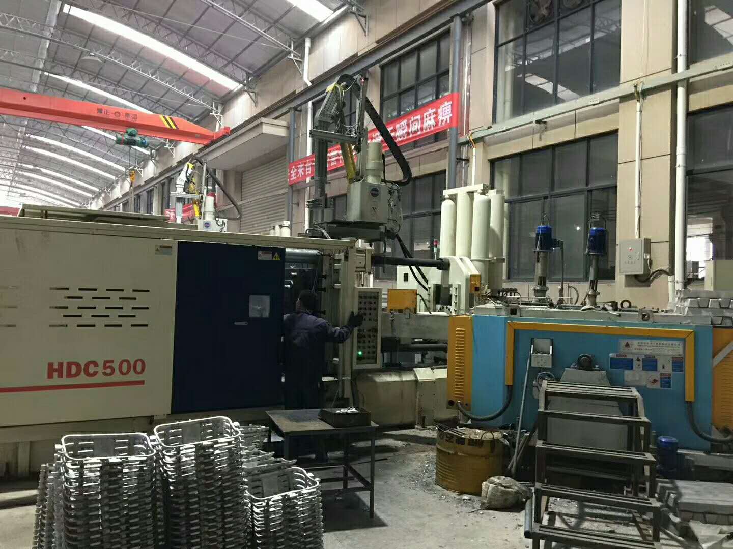 1511926001223285.jpg 力勁壓鑄機配合鎂合金熔化爐使用現場.jpg